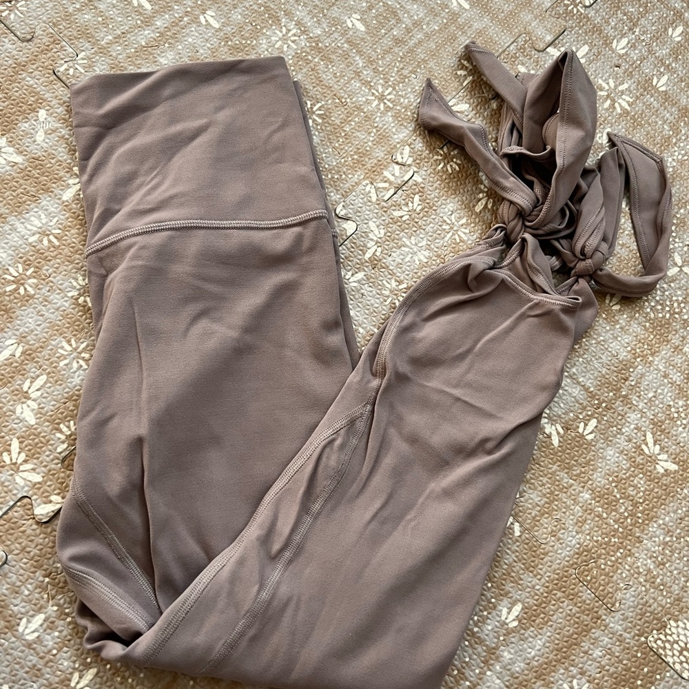 Lululemon Sz 6 crop leggings with tie bottoms